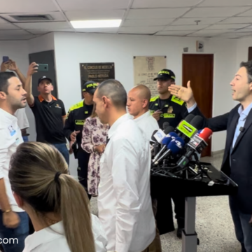 “Nos han tumbado esos hp”: Alcalde de Medellín insiste en hablar a los madrazos y se va contra los medios
