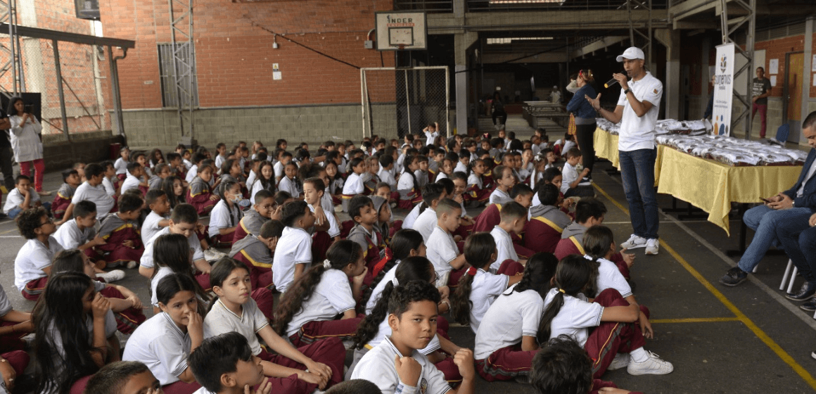 ¿Qué paso con el proyecto de entrega de uniformes escolares gratis en Envigado?