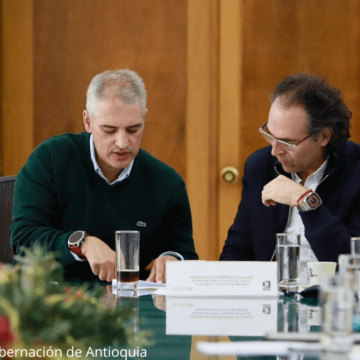 Gobernador de Antioquia busca cobro extra en factura de energía para seguridad