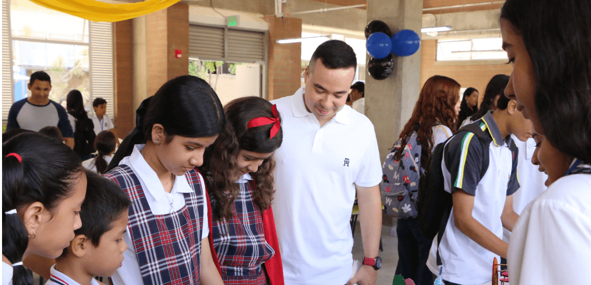 Alcaldía de Copacabana entrega uniformes escolares a 5 mil estudiantes