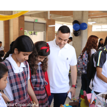 Alcaldía de Copacabana entrega uniformes escolares a 5 mil estudiantes