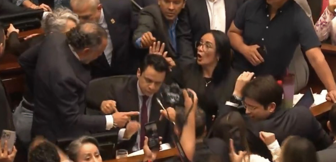 Senado hundió la consulta popular en álgido debate