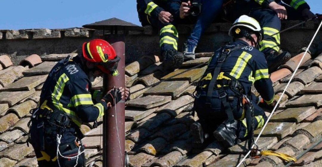 El Vaticano instaló la chimenea que anunciará el nuevo papa