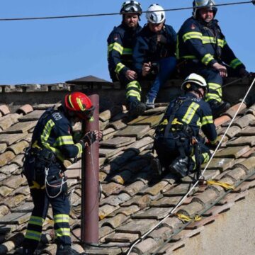 El Vaticano instaló la chimenea que anunciará el nuevo papa