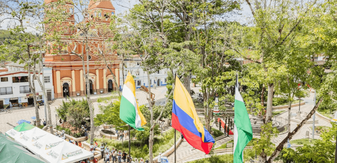 Gobernación rechaza la toma de un colegio por grupos ilegales en Antioquia