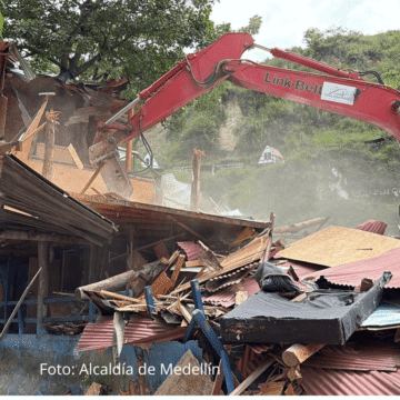 Alcaldía demolió un ecoparque ilegal que afectaba cuenca en San Cristóbal