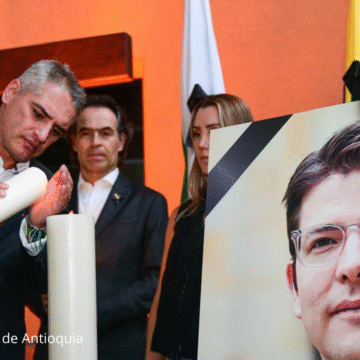 Velatón en la Gobernación de Antioquia rindió homenaje a Miguel Uribe Turbay