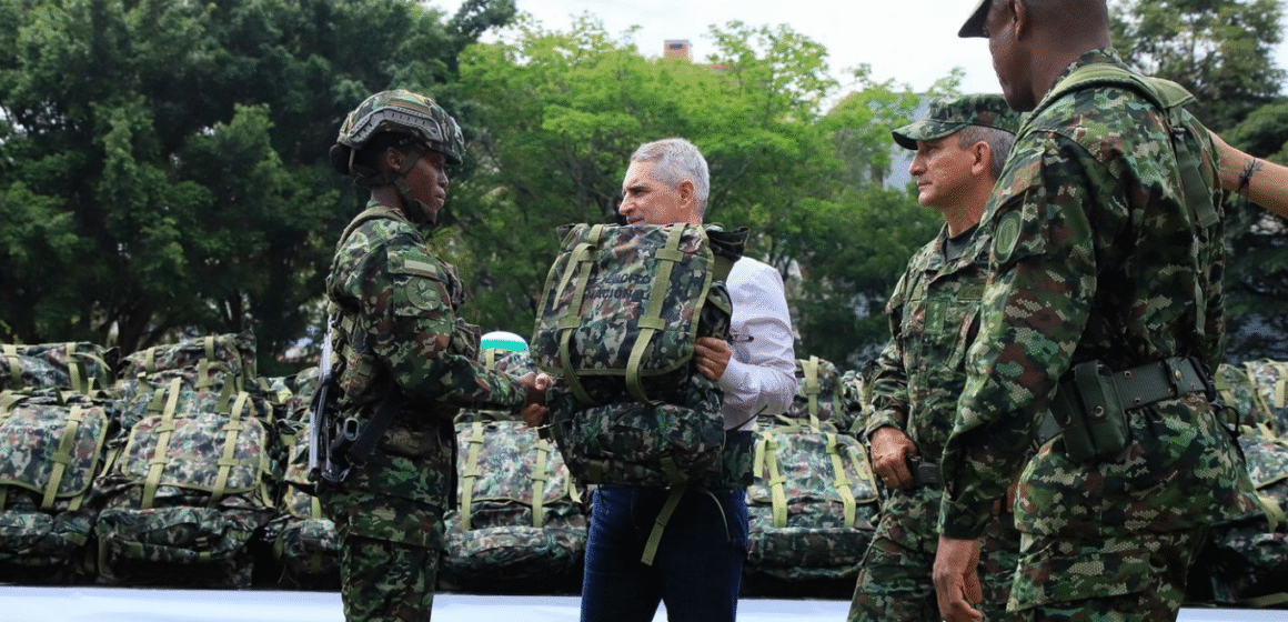 Gobernación de Antioquia entregó 500 morrales a soldados de la Séptima División