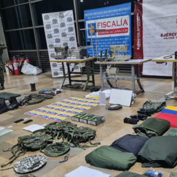 Allanaron en Medellín un casa que fabricaba uniformes para el frente 36 de las Farc
