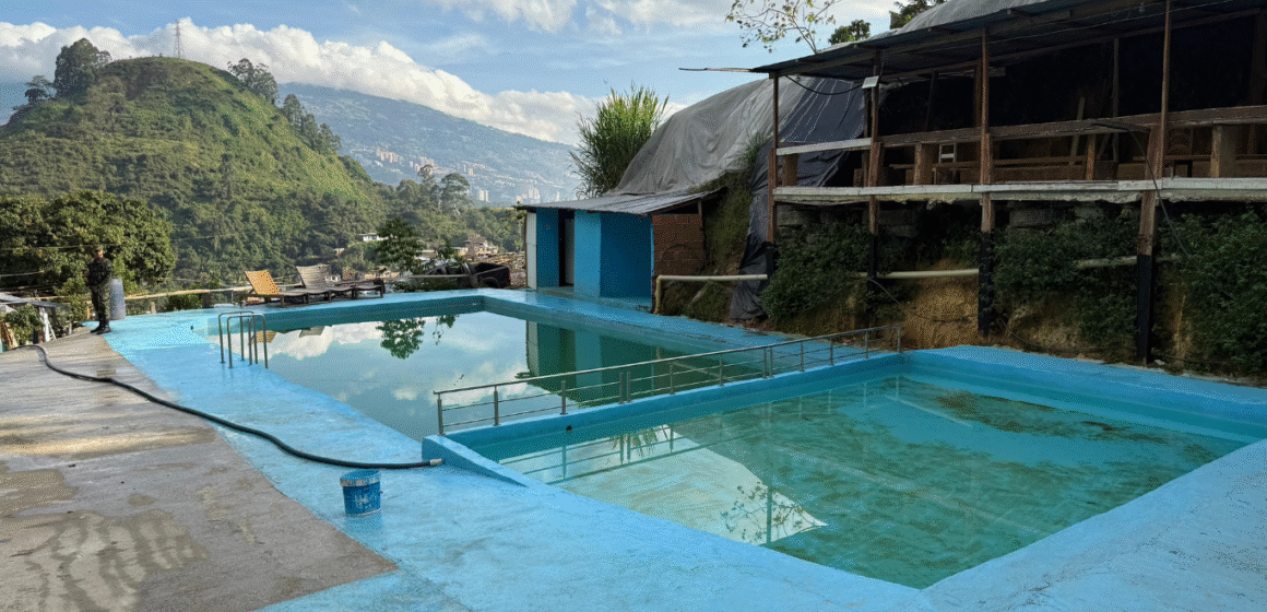 Demuelen piscinas y construcciones ilegales en el cerro de Las Tres Cruces de Medellín