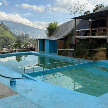 en foco (3) Demuelen piscinas y construcciones ilegales en el cerro de Las Tres Cruces de Medellín