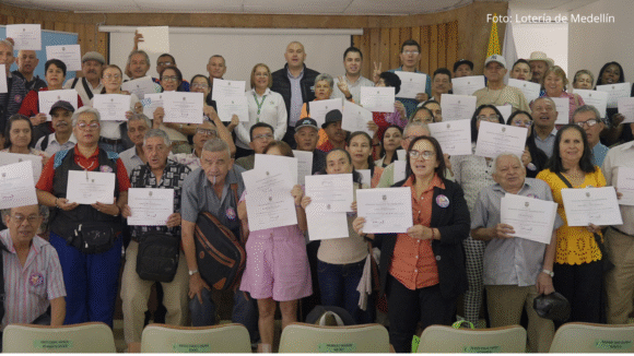 La Lotería de Medellín y el SENA certifican a 113 vendedores en formación técnica y competencias laborales