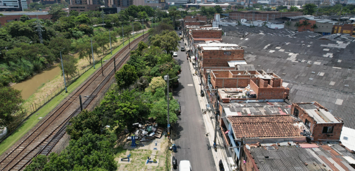 Tras 30 años de espera, La Santa Cruz en Itagüí estrena vías pavimentadas y nuevos andenes