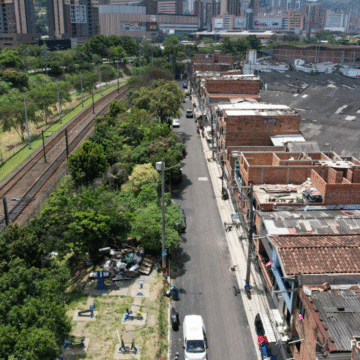 En foco (9) Tras 30 años de espera, La Santa Cruz en Itagüí estrena vías pavimentadas y nuevos andenes