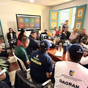 Gobernador Andrés Julián anuncia plan de recuperación estructural en Pueblorrico tras emergencia que dejó tres fallecidos