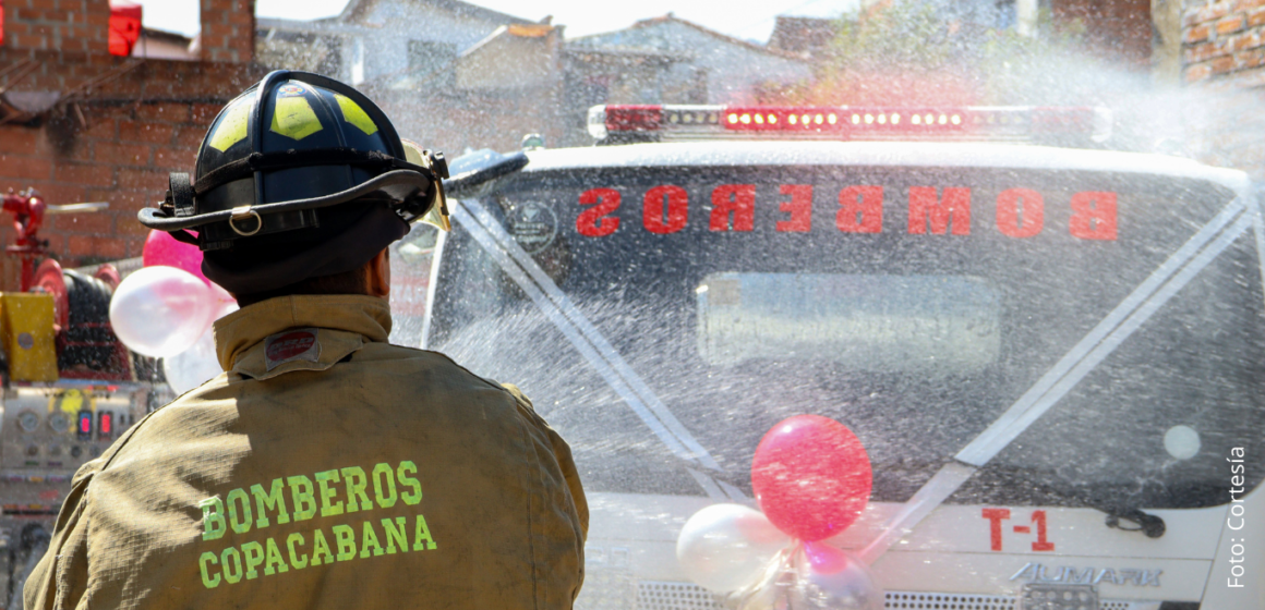 En foco (24) Alcaldía de Copacabana entregó oficialmente un nuevo camión cisterna al Cuerpo de Bomberos Voluntarios del municipio