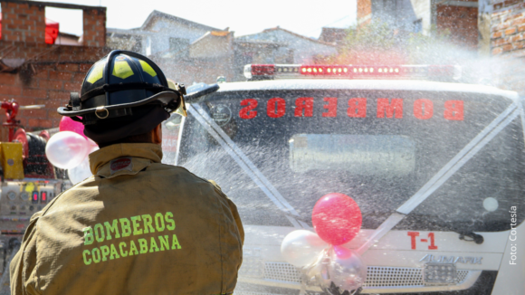 Alcaldía de Copacabana entregó oficialmente un nuevo camión cisterna al Cuerpo de Bomberos Voluntarios del municipio