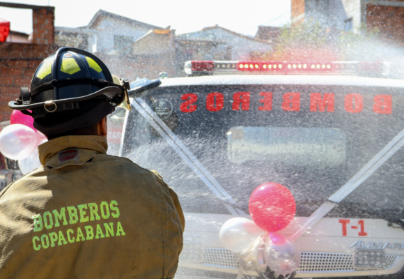Alcaldía de Copacabana entregó oficialmente un nuevo camión cisterna al Cuerpo de Bomberos Voluntarios del municipio
