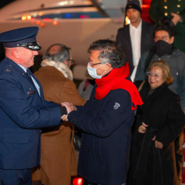 Petro llega a Washington para reunión con Trump en medio de tensiones diplomáticas