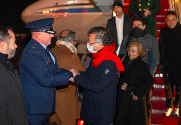 Petro llega a Washington para reunión con Trump en medio de tensiones diplomáticas