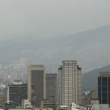 Autoridades alertan sobre periodo crítico de calidad del aire en el Valle de Aburrá y piden acciones preventivas