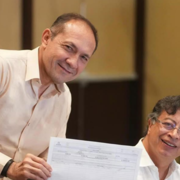 Petro firma inicio de recolección de firmas para convocar Asamblea Constituyente