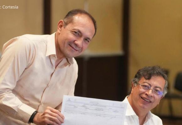 Petro firma inicio de recolección de firmas para convocar Asamblea Constituyente