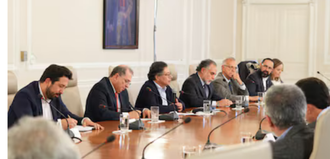 En foco (10) Petro ordena liquidar EPS en quiebra