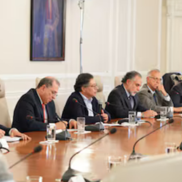 Petro ordena liquidar EPS en quiebra