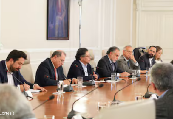 Petro ordena liquidar EPS en quiebra