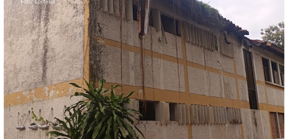 Estudiantes de Puerto Berrio en paro por mal estado de colegio; advierten posible cierre de vía nacional