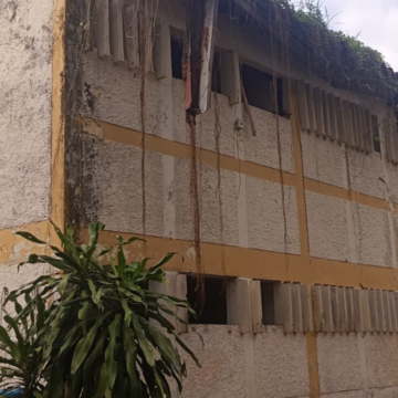 Estudiantes de Puerto Berrio en paro por mal estado de colegio; advierten posible cierre de vía nacional