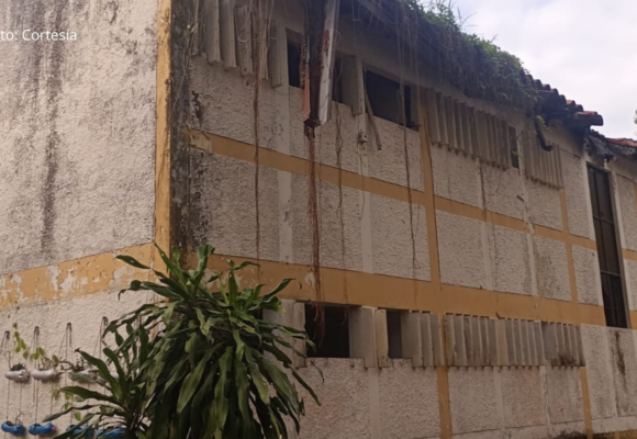 Estudiantes de Puerto Berrio en paro por mal estado de colegio; advierten posible cierre de vía nacional