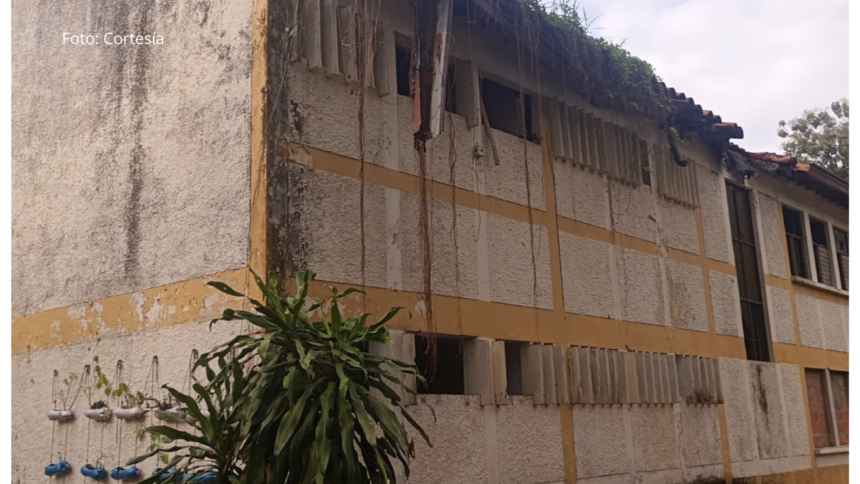 Estudiantes de Puerto Berrio en paro por mal estado de colegio; advierten posible cierre de vía nacional