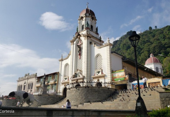 Contrato de asesoría en Fredonia supera salarios oficiales y desata críticas