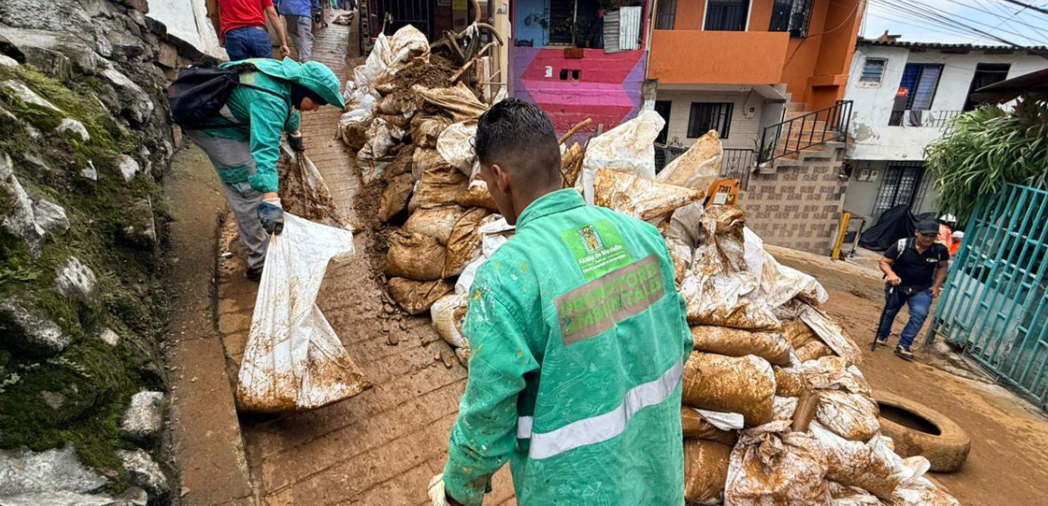 Lluvias en Medellín dejan un menor muerto y decenas de familias afectadas en Manrique Lluvias en Medellín dejan un menor muerto y decenas de familias afectadas en Manrique