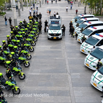 Medellín entrega 62 vehículos y equipos especializados a la Policía para reforzar la seguridad