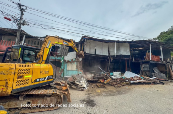 Derriban ocho inmuebles señalados por venta de drogas en Caldas, Antioquia